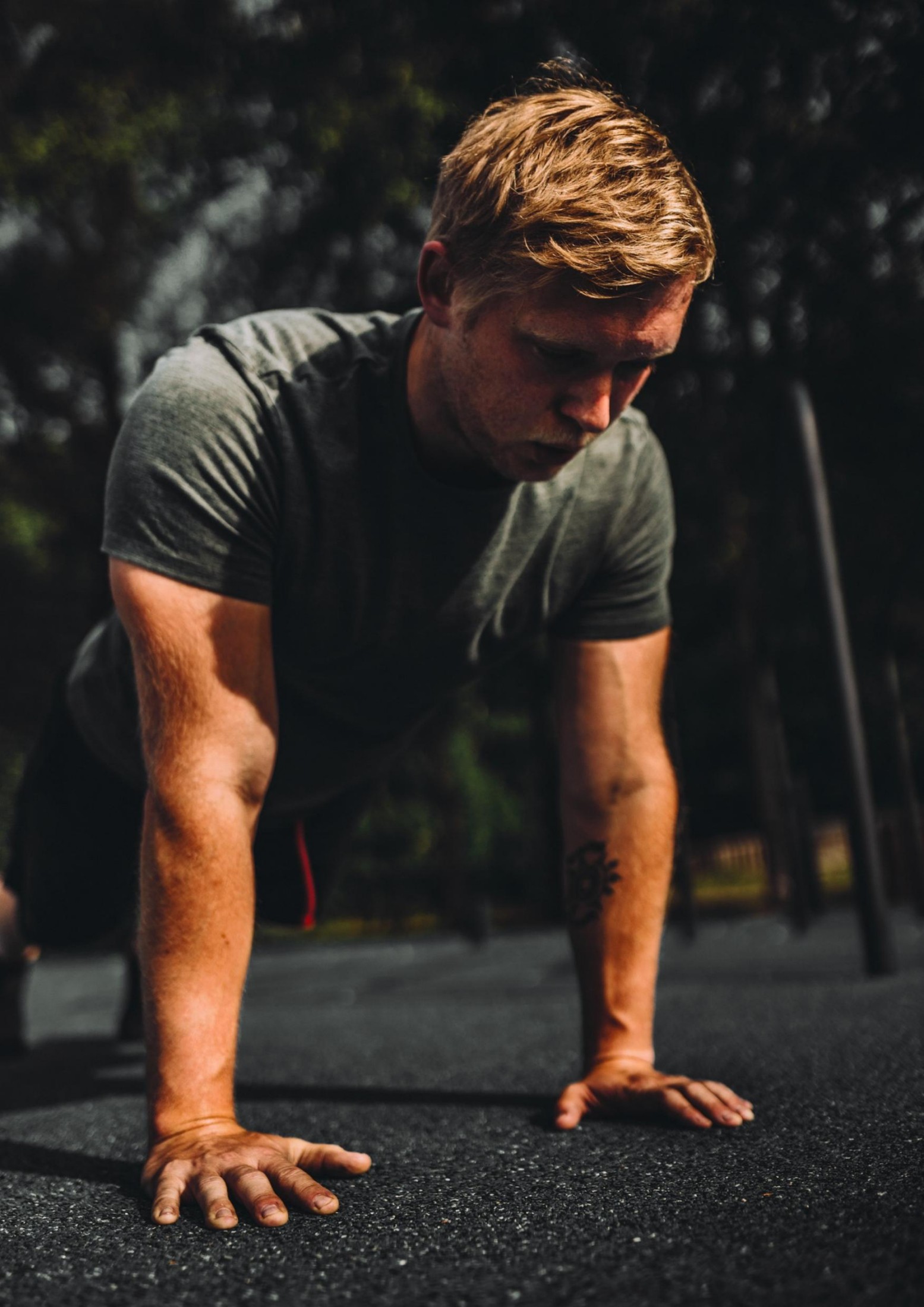 Calisthenics Solid Stone: Program for building muscle, strength and losing weight without equipment. At home or outside, everywhere.